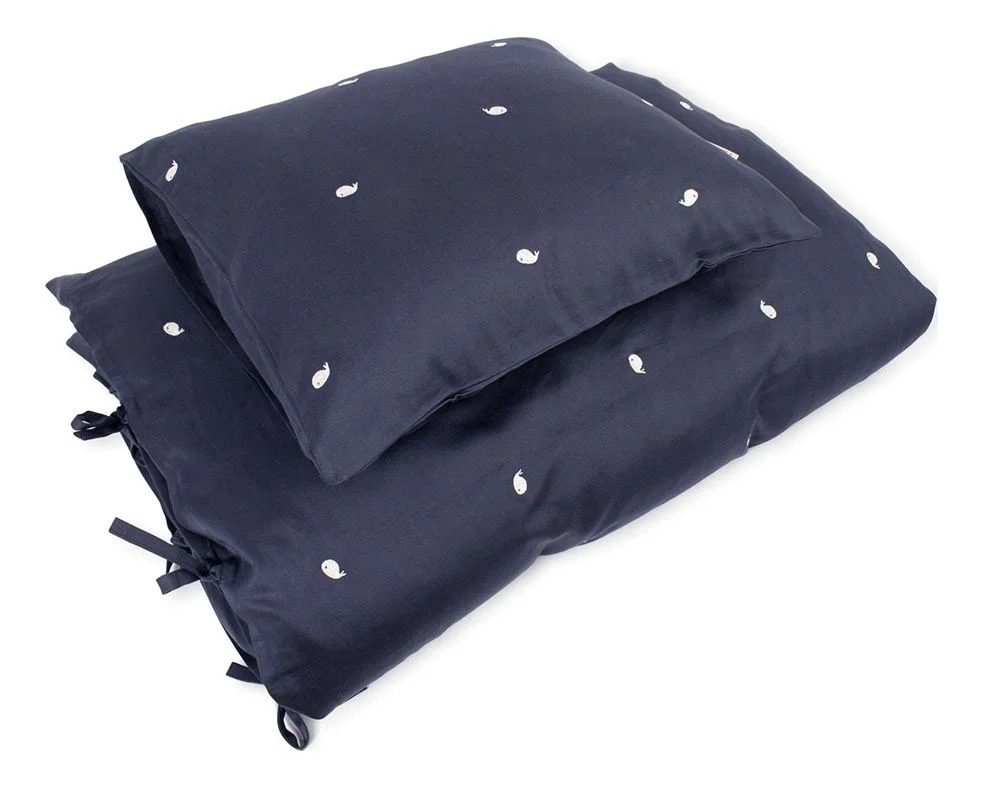 Filibabba Juniorsengetøy – brodert Hvalen Christian design – Midnight – 1 stk v:2294001
